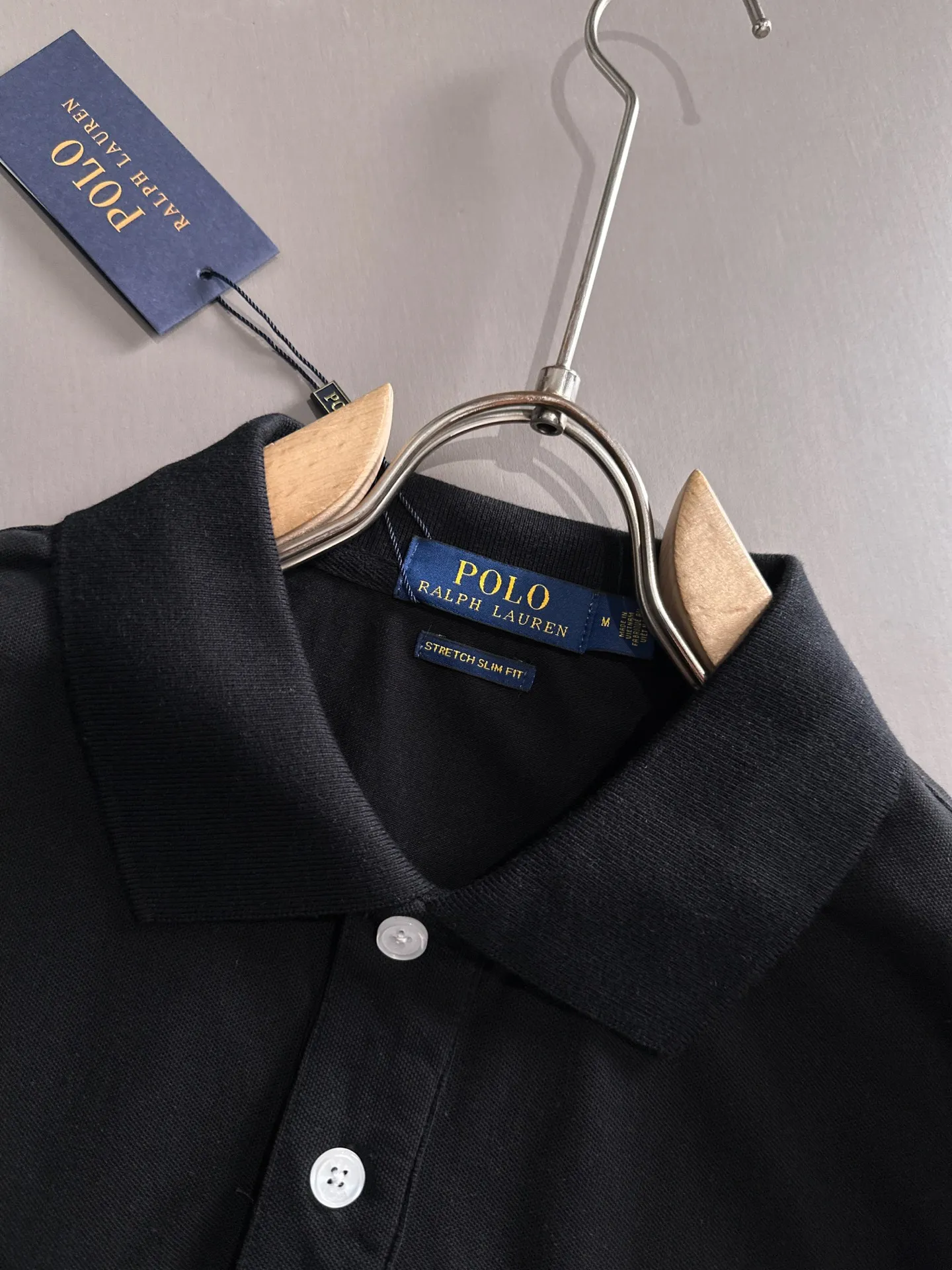 P190 Ralph Lauren/Ralph Lauren [High Quality] Distinguished from ordinary fabrics on the market, men's pure cotton, business casual solid color, short-sleeved T-shirt, lapel POLO shirt, men's summer essentials ✔ In a man's wardrobe, polo shirts must occupy an important place! When it comes to polo shirts made of pure cotton, Ralph Lauren is the perfect choice for comfort and quality ✔ The first choice for high quality! Classic basics that will never go out of style! Designed with classic solid colors, each color can easily match various occasions! Made of 240g pure cotton pique fabric, it is skin-friendly, comfortable and has good breathability, making summer wear refreshing and worry-free! The right shoulder style modifies the shoulder shape, enhances the style and temperament, and perfectly fits everyone's needs! Whether it is daily travel or business occasions, it is easy and versatile! The feeling of relaxation is even better. Everywhere you look, there are texture details! There are many colors to choose from, from stable dark colors to dynamic light colors, meeting the needs of different occasions! Exquisite workmanship, the improvement of one's own image is the pursuit of quality of life! , the details of the turning and wiring are also the original factory craftsmanship. Needless to say, the quality is after all, it is something from the original factory... If you like it, don’t miss it! For men, this type of short-sleeved Polo shirt is naturally indispensable!  All three standards are complete! Simple business casual essentials! Color: Black White Gray Royal Blue Size: M-2XL
